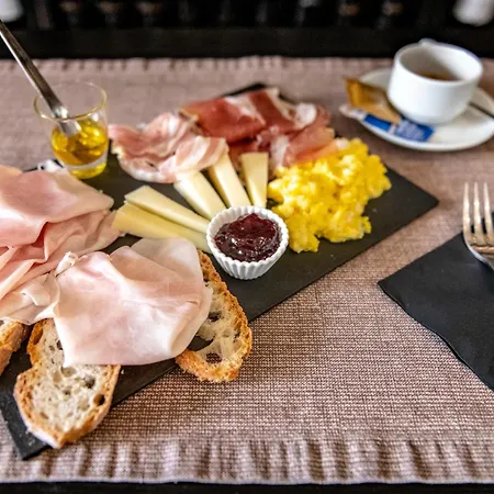 纳沃纳中央套房酒店 招待所 4*