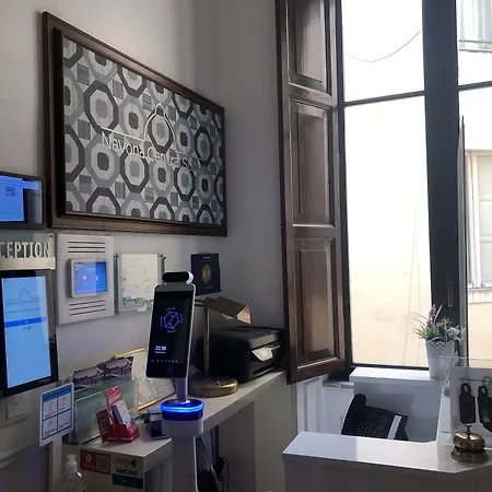 纳沃纳中央套房酒店 4*