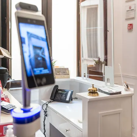 纳沃纳中央套房酒店