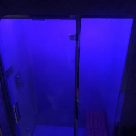 纳沃纳中央套房酒店